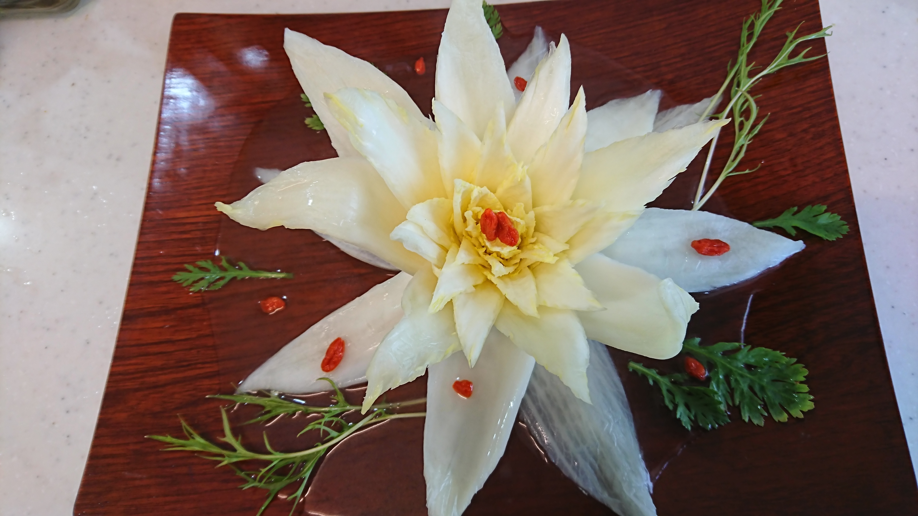 開水白菜を作りました 四川料理です 白菜を丸ごと買うことが最近なかったのですが暮れにいただいた白菜で作りました 鶏がらスープをかけて白菜の蓮の花が咲い ています 丸ごと茹でて芯を残してカット 中まで みんなとカゴメでつくるコミュニティ Kagome
